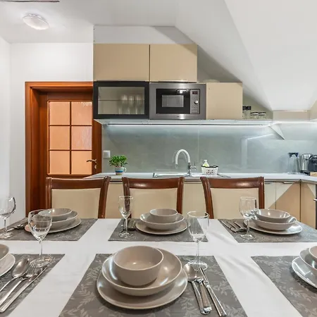 The Dante House Seberov Apartman