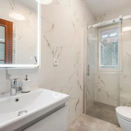 The Dante House Seberov Apartman